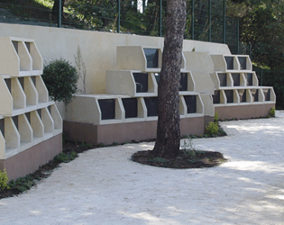 Accédez à la rubrique pose et installation d'un columbarium constitué de cases en béton superposées. Stradal Funéraire