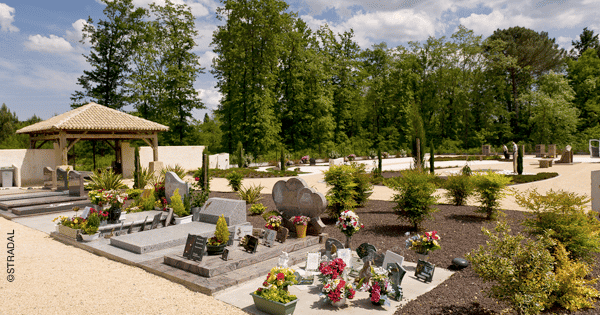 accès au cimetière hauteur du portail et largeur des allées. Stradal