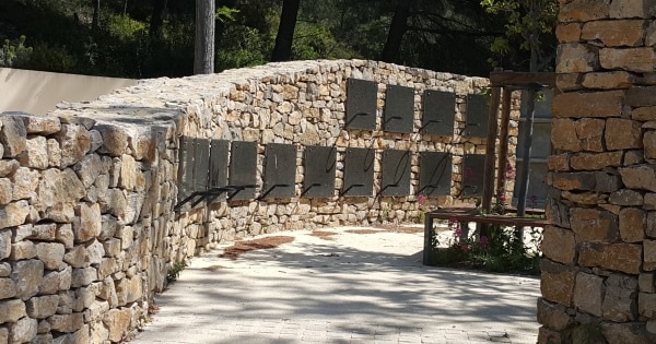 cavurnes intégrées dans un muret de pierres sèches formant deux elipses. Stradal Funéraire