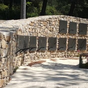 cases de columbarium intégrées dans un muret de pierres sèches. Fabricant Stradal