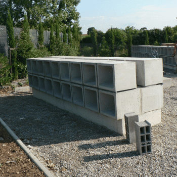 montage d'un columbarium béton avec 2 tailles de cases cinéraires. Fabricant Stradal